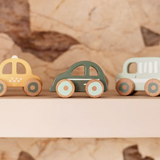 Petites voitures en bois